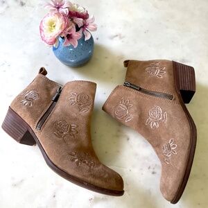 Lucky Brand Suede Rose Embroidered Ankle Boots Tan